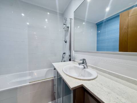 Apartamento T2 em Condomínio Privado com Piscina e Garagem box