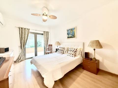 Apartamento T2 em Condomínio Privado com Piscina e Garagem box