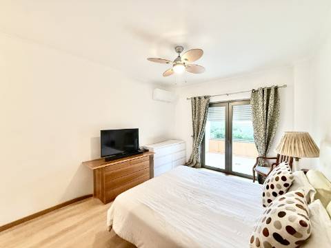 Apartamento T2 em Condomínio Privado com Piscina e Garagem box