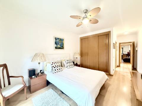 Apartamento T2 em Condomínio Privado com Piscina e Garagem box