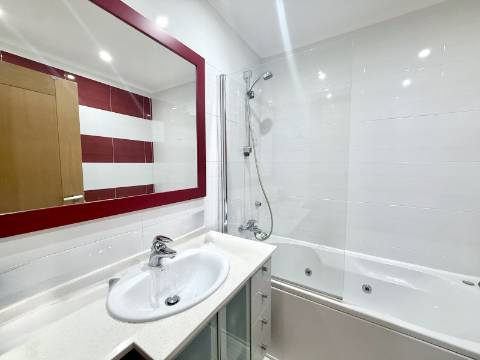 Apartamento T2 em Condomínio Privado com Piscina e Garagem box