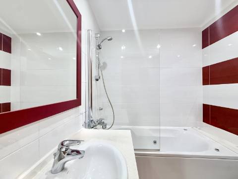 Apartamento T2 em Condomínio Privado com Piscina e Garagem box