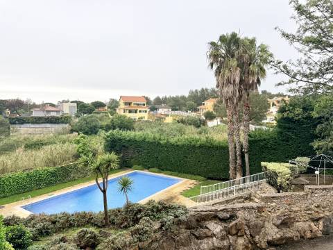 Apartamento T2 em Condomínio Privado com Piscina e Garagem box