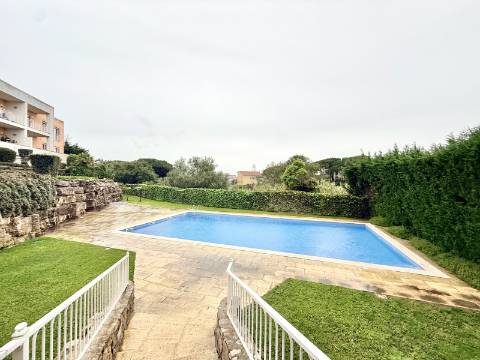 Apartamento T2 em Condomínio Privado com Piscina e Garagem box