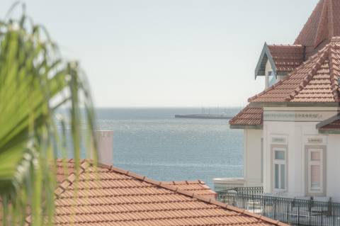 Penthouse T2 com vista mar na Azarujinha, Estoril