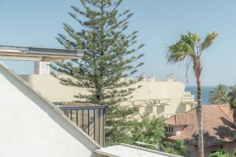 Penthouse T2 com vista mar na Azarujinha, Estoril