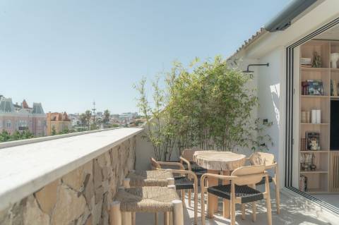 Penthouse T2 com vista mar na Azarujinha, Estoril