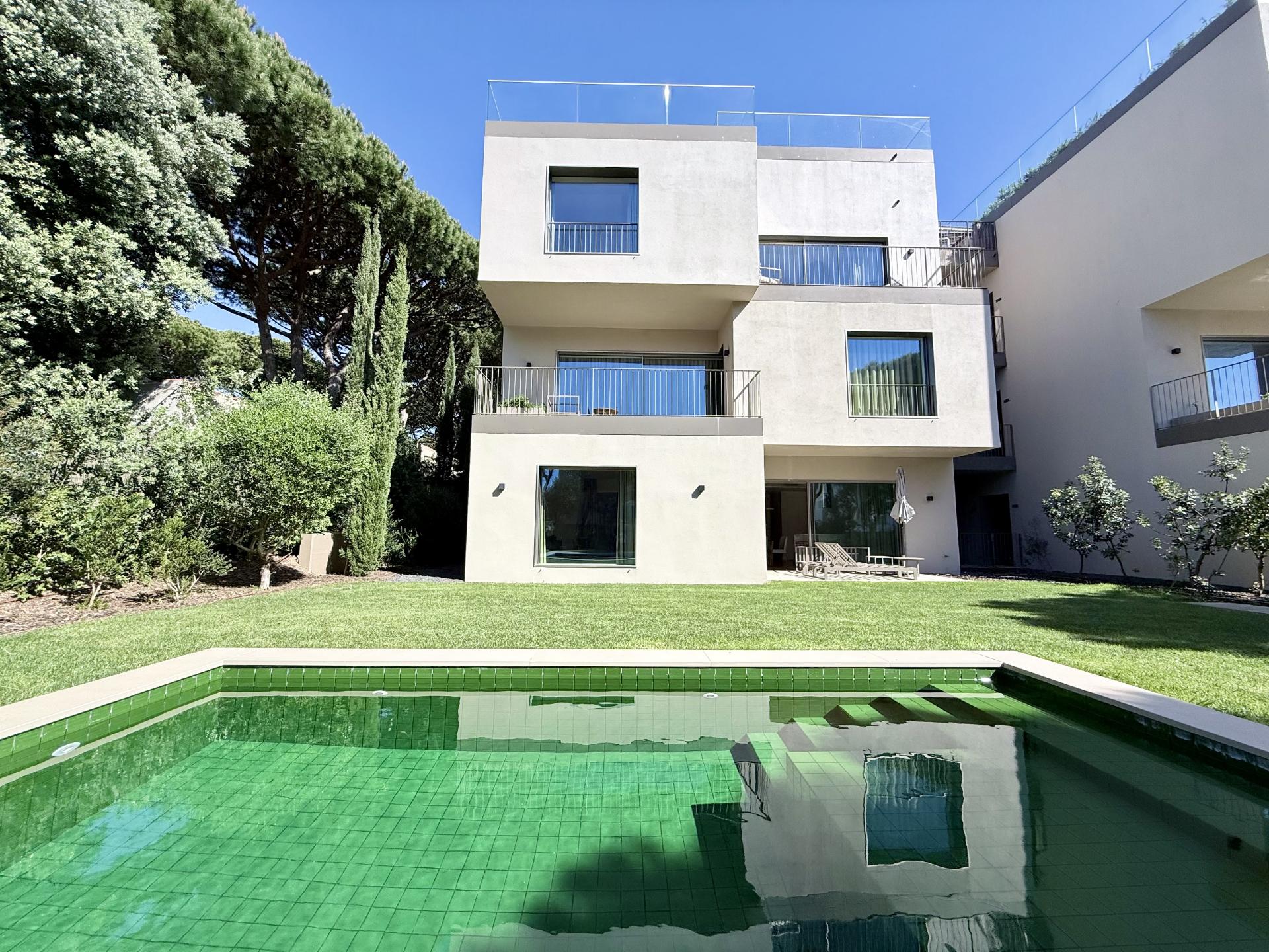 Apartamento T2 com Jardim e Piscina no Condomínio Privado na Quinta da Marinha, Cascais