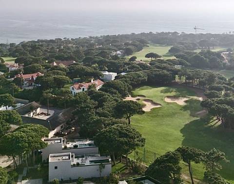 Apartamento T2 com Jardim e Piscina no Condomínio Privado na Quinta da Marinha, Cascais