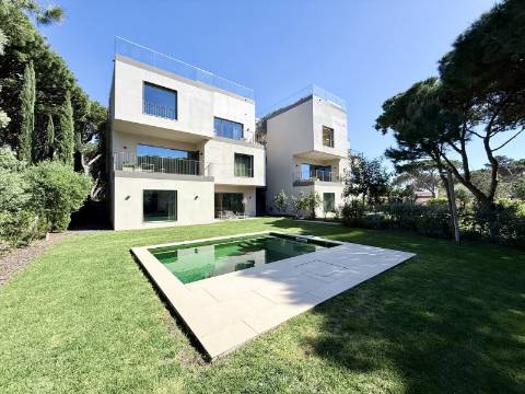 Apartamento T2 com Jardim e Piscina no Condomínio Privado na Quinta da Marinha, Cascais