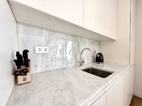 Apartamento T2 com Jardim e Piscina no Condomínio Privado na Quinta da Marinha, Cascais