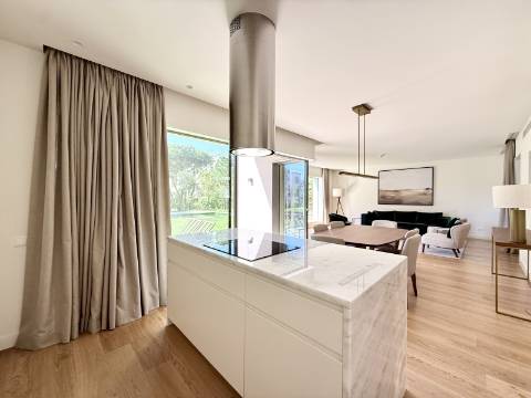 Apartamento T2 com Jardim e Piscina no Condomínio Privado na Quinta da Marinha, Cascais