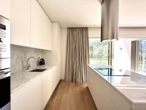 Apartamento T2 com Jardim e Piscina no Condomínio Privado na Quinta da Marinha, Cascais