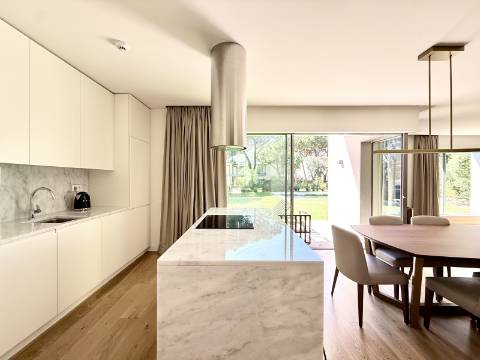 Apartamento T2 com Jardim e Piscina no Condomínio Privado na Quinta da Marinha, Cascais