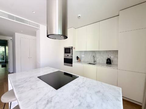 Apartamento T2 com Jardim e Piscina no Condomínio Privado na Quinta da Marinha, Cascais