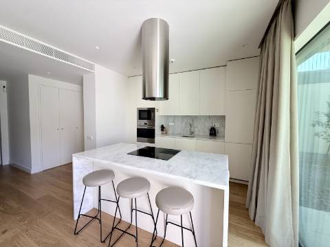 Apartamento T2 com Jardim e Piscina no Condomínio Privado na Quinta da Marinha, Cascais