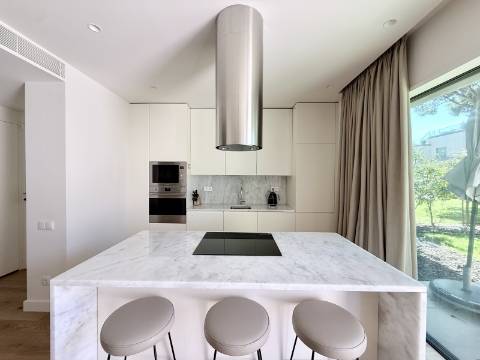 Apartamento T2 com Jardim e Piscina no Condomínio Privado na Quinta da Marinha, Cascais