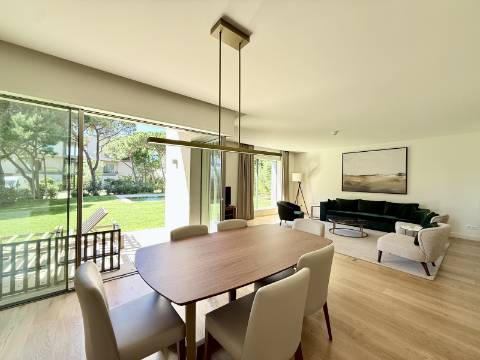 Apartamento T2 com Jardim e Piscina no Condomínio Privado na Quinta da Marinha, Cascais