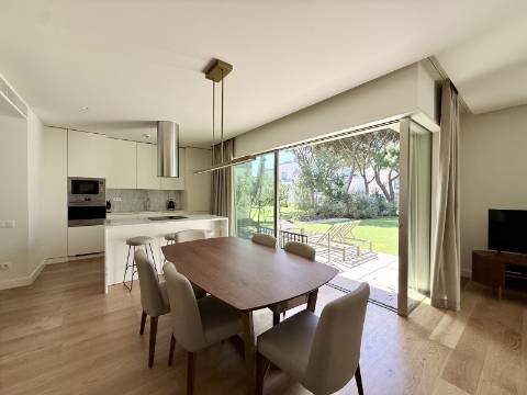Apartamento T2 com Jardim e Piscina no Condomínio Privado na Quinta da Marinha, Cascais