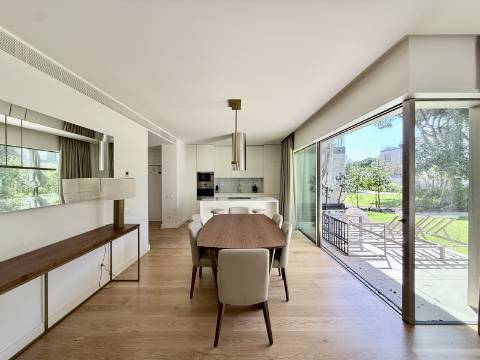 Apartamento T2 com Jardim e Piscina no Condomínio Privado na Quinta da Marinha, Cascais