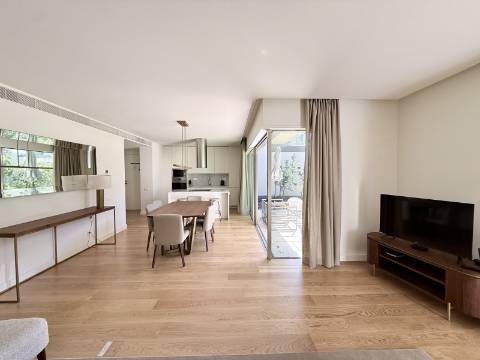 Apartamento T2 com Jardim e Piscina no Condomínio Privado na Quinta da Marinha, Cascais