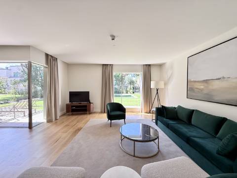 Apartamento T2 com Jardim e Piscina no Condomínio Privado na Quinta da Marinha, Cascais