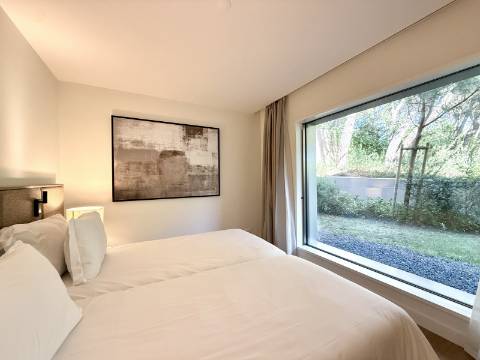 Apartamento T2 com Jardim e Piscina no Condomínio Privado na Quinta da Marinha, Cascais