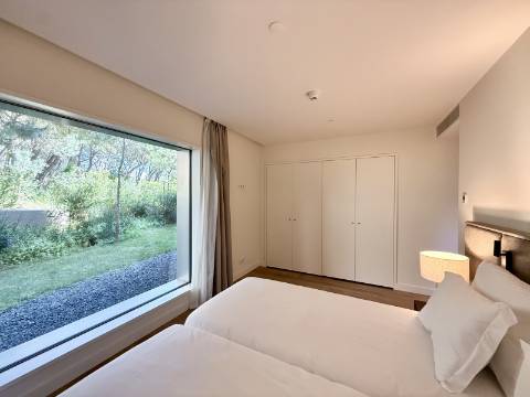 Apartamento T2 com Jardim e Piscina no Condomínio Privado na Quinta da Marinha, Cascais