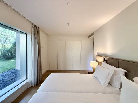 Apartamento T2 com Jardim e Piscina no Condomínio Privado na Quinta da Marinha, Cascais