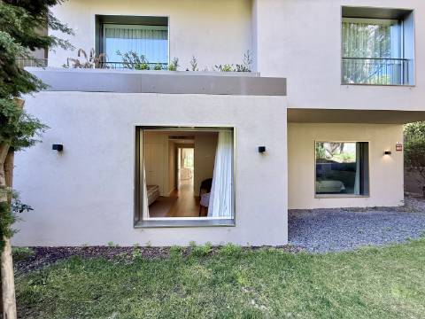 Apartamento T2 com Jardim e Piscina no Condomínio Privado na Quinta da Marinha, Cascais