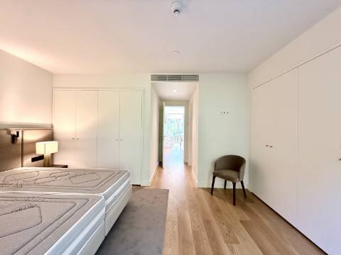 Apartamento T2 com Jardim e Piscina no Condomínio Privado na Quinta da Marinha, Cascais