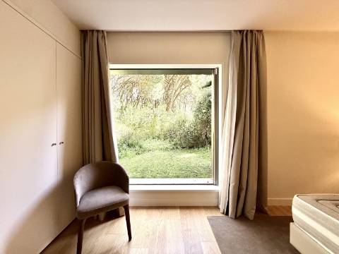 Apartamento T2 com Jardim e Piscina no Condomínio Privado na Quinta da Marinha, Cascais