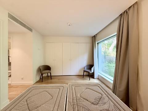 Apartamento T2 com Jardim e Piscina no Condomínio Privado na Quinta da Marinha, Cascais