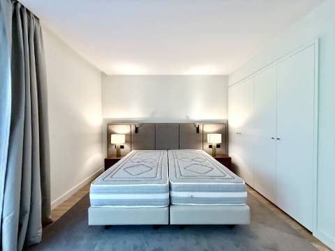 Apartamento T2 com Jardim e Piscina no Condomínio Privado na Quinta da Marinha, Cascais