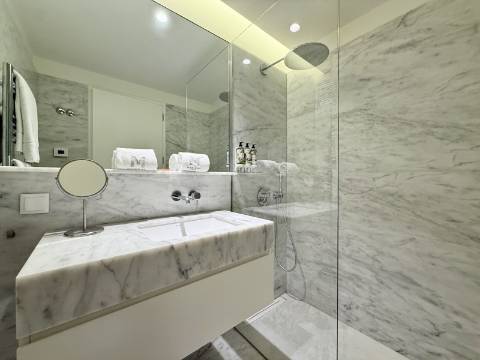 Apartamento T2 com Jardim e Piscina no Condomínio Privado na Quinta da Marinha, Cascais