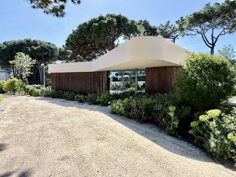 Apartamento T2 com Jardim e Piscina no Condomínio Privado na Quinta da Marinha, Cascais
