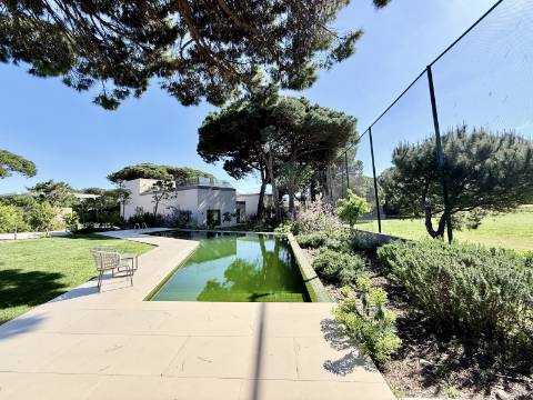 Apartamento T2 com Jardim e Piscina no Condomínio Privado na Quinta da Marinha, Cascais