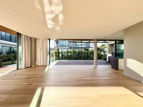 Moradia T4+1 com Jardim e Piscina no Condominio Privado na Guia, Cascais