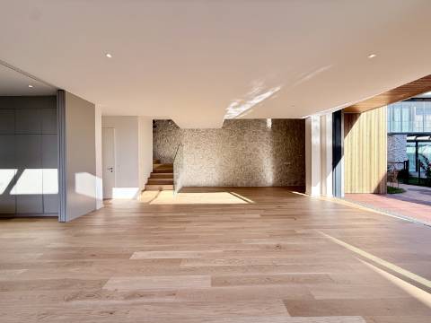 Moradia T4+1 com Jardim e Piscina no Condominio Privado na Guia, Cascais