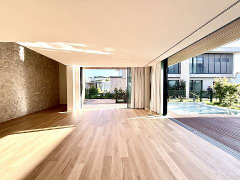 Moradia T4+1 com Jardim e Piscina no Condominio Privado na Guia, Cascais