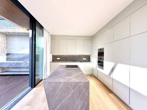 Moradia T4+1 com Jardim e Piscina no Condominio Privado na Guia, Cascais