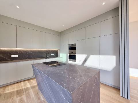 Moradia T4+1 com Jardim e Piscina no Condominio Privado na Guia, Cascais