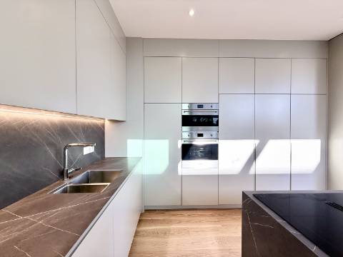 Moradia T4+1 com Jardim e Piscina no Condominio Privado na Guia, Cascais