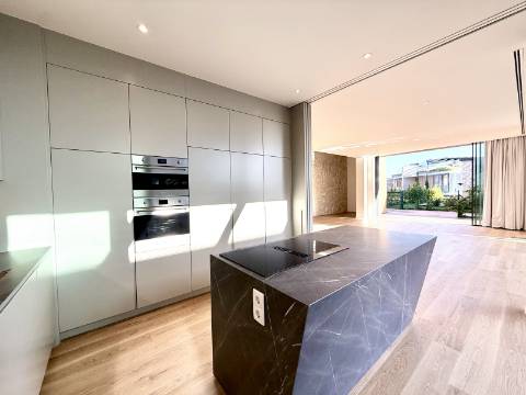 Moradia T4+1 com Jardim e Piscina no Condominio Privado na Guia, Cascais