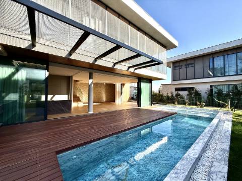 Moradia T4+1 com Jardim e Piscina no Condominio Privado na Guia, Cascais
