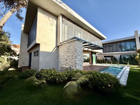 Moradia T4+1 com Jardim e Piscina no Condominio Privado na Guia, Cascais