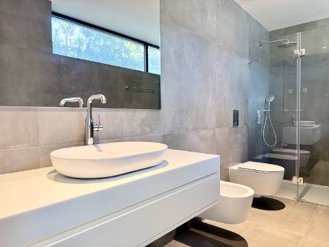 Moradia T4+1 com Jardim e Piscina no Condominio Privado na Guia, Cascais