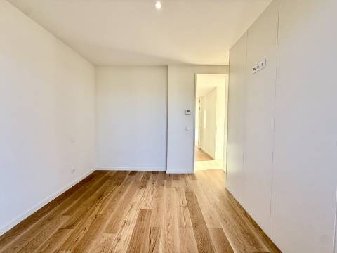 Moradia T4+1 com Jardim e Piscina no Condominio Privado na Guia, Cascais