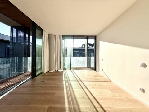 Moradia T4+1 com Jardim e Piscina no Condominio Privado na Guia, Cascais