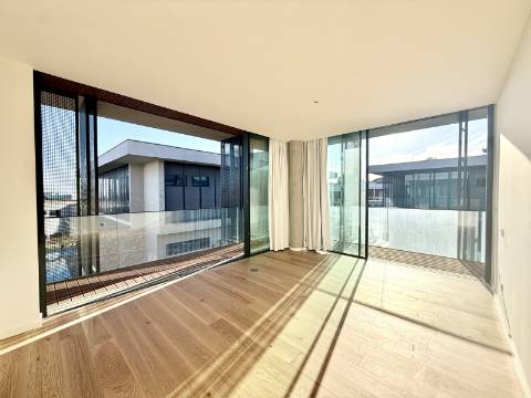 Moradia T4+1 com Jardim e Piscina no Condominio Privado na Guia, Cascais